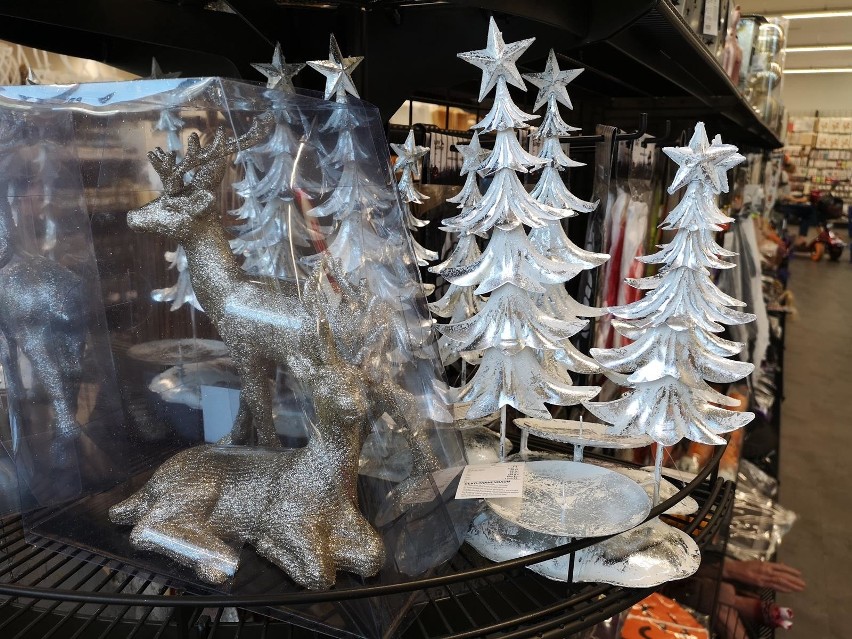 Kraków. Od września w ofertach sklepów pojawiły się ozdoby bożonarodzeniowe. Czy to nie absurd? [ZDJĘCIA]