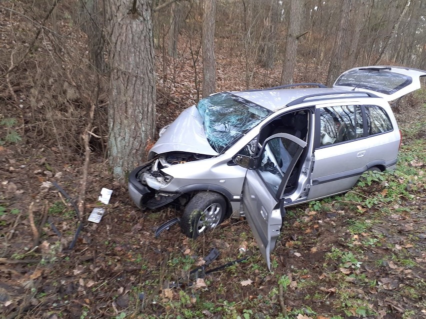 Wypadek na drodze Dylewo-Jeglijowiec. 5.12.2020. Pijany kierowca stracił panowanie nad autem