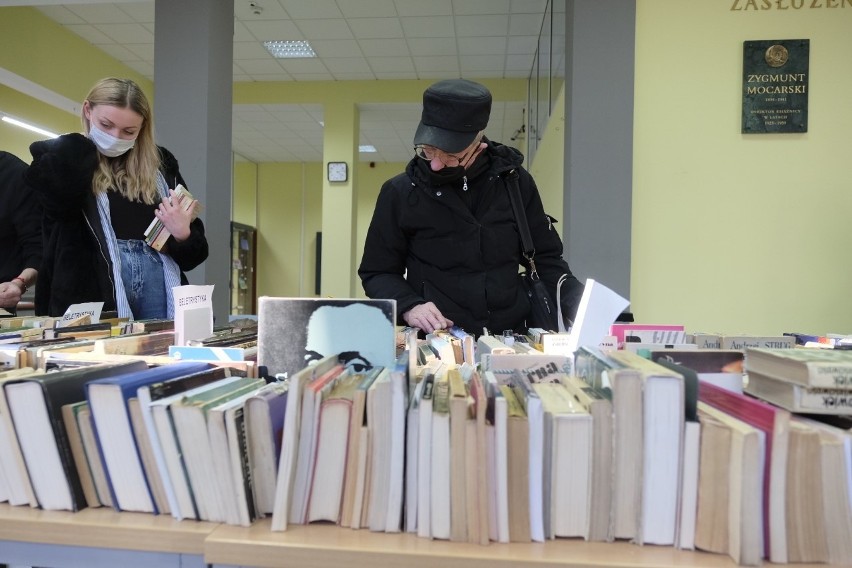 Kiermasz taniej książki na rzecz Ukrainy w Książnicy...