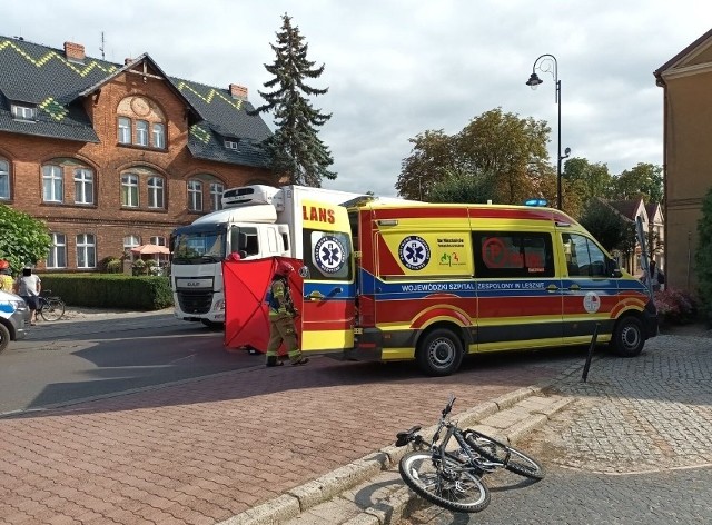 Do tragicznego zdarzenia doszło w poniedziałek, 29 sierpnia. Przed godziną 15:45 na przejściu dla pieszych na ulicy 5-Stycznia w Wolsztynie potrącony został kilkuletni chłopiec. Mimo podjętej reanimacji nie udało się go uratować.