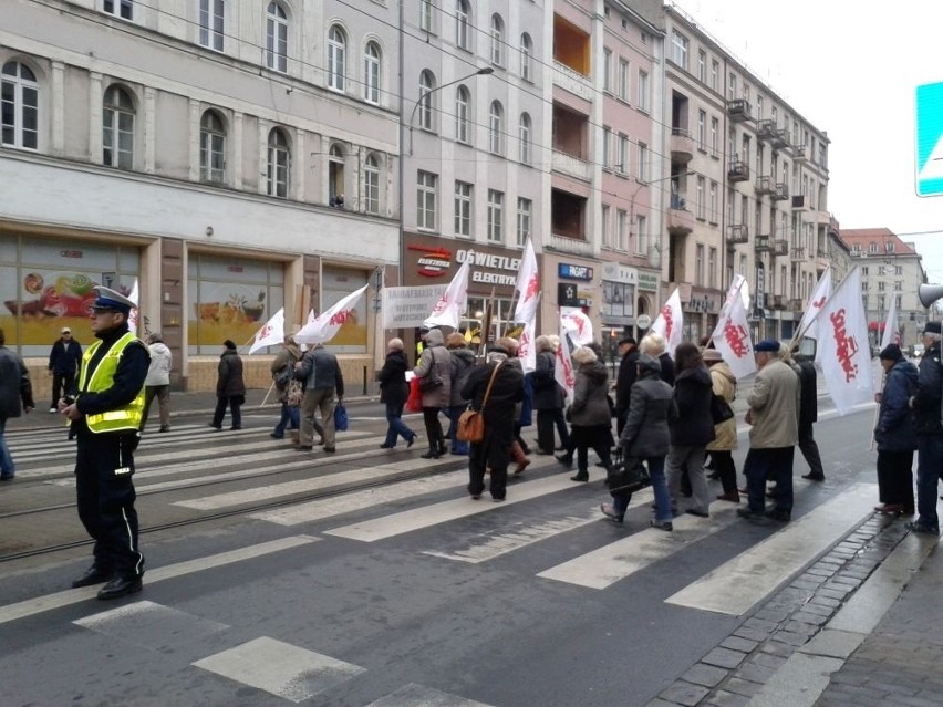 Wrocław: Emeryci blokowali ul. Piłsudskiego [ZDJĘCIA, FILM]