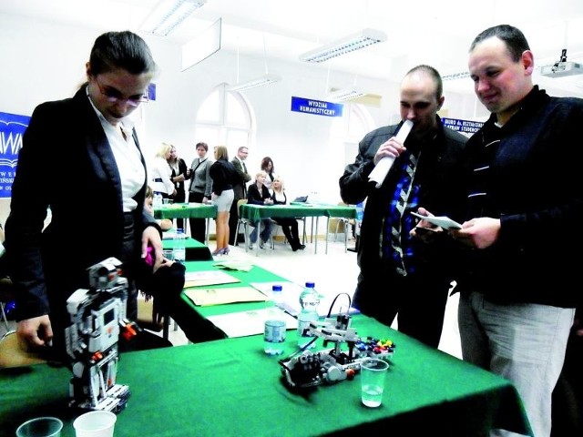 Do studiowania maechatroniki w Ełku przyszłych studentów zachęcały wykonane w katedrze roboty i modele.