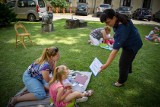 Udane "Wakacje z Pyzą" w  Miejskiej Bibliotece Publicznej- na zajęcia biblioteczne przychodzą najmłodsi i ich mamy 