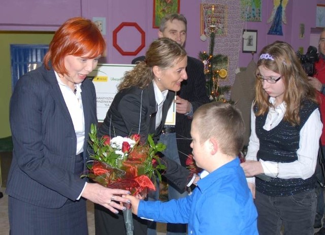 Renata Szafran i Elżbieta Szefler-Lewandowska przekazały dzieciom symboliczny czek na rehabilitację