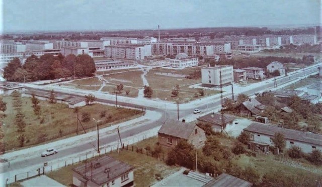 Na placu widocznym na pierwszym planie za skrzyżowaniem była Kolumna Sanitarna, teraz stoi blok mieszkalny przy ulicy Targowej 13