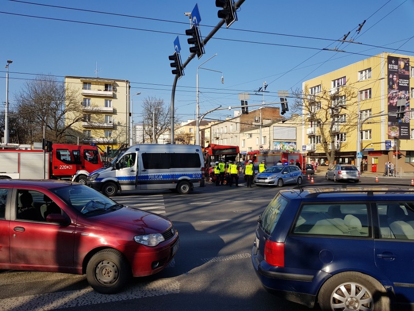 Autobus wjechał w słup na ul. Narutowicza w Lublinie. Kierująca przeprosiła pasażerów