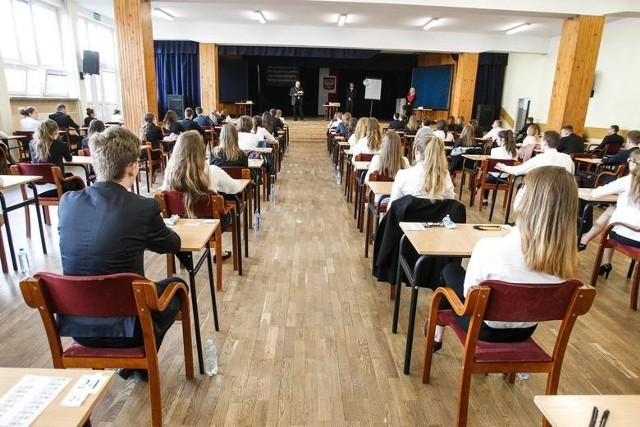 W czwartek, 9 kwietnia, rząd podjął decyzje w sprawie egzaminów ósmoklasisty i matur 2020. Szkoły już czwarty tydzień są zamknięte, a nauczanie odbywa się zdalnie.