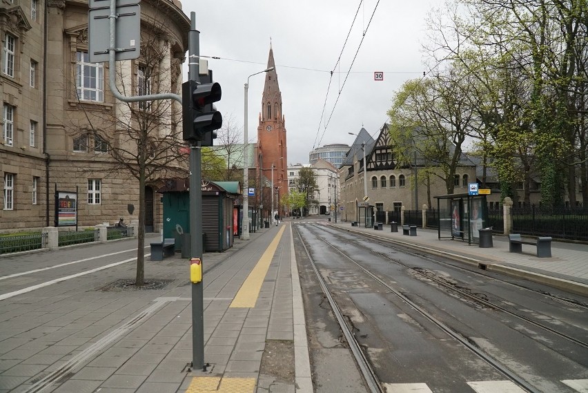 Wielkanocny poniedziałek w Poznaniu - w całym mieście pusto.