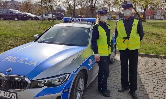Komisarz Emilia Kosma i sierżant sztabowy Marcin Sawicki uratowali mężczyznę z płonącego samochodu.
