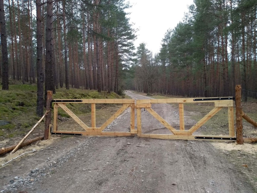 Bramy w ogrodzeniu rozstawione są mniej więcej co kilometr.