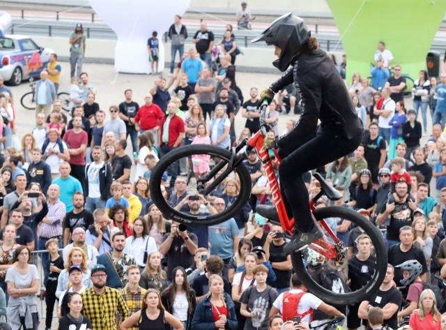 Zmagania Red Bull Roof Ride w Katowicach obserwowały tłumy kibiców  Zobacz kolejne zdjęcia. Przesuwaj zdjęcia w prawo - naciśnij strzałkę lub przycisk NASTĘPNE