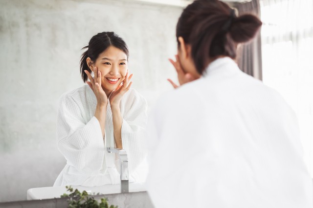 Azjatki już od najmłodszych lat chronią skórę twarzy przed promieniowaniem UV i uczą się, jak odpowiednio pielęgnować cerę.