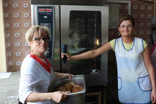 Beata Battig i Magdalena Tymeczko prezentują nowy piec. - Aż miło w nim gotować, pysznie i zdrowo - mówią.