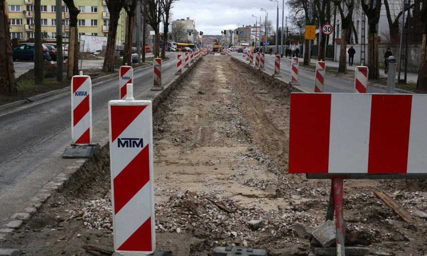 Od poniedziałku drogowcy będą demontowali torowisko...