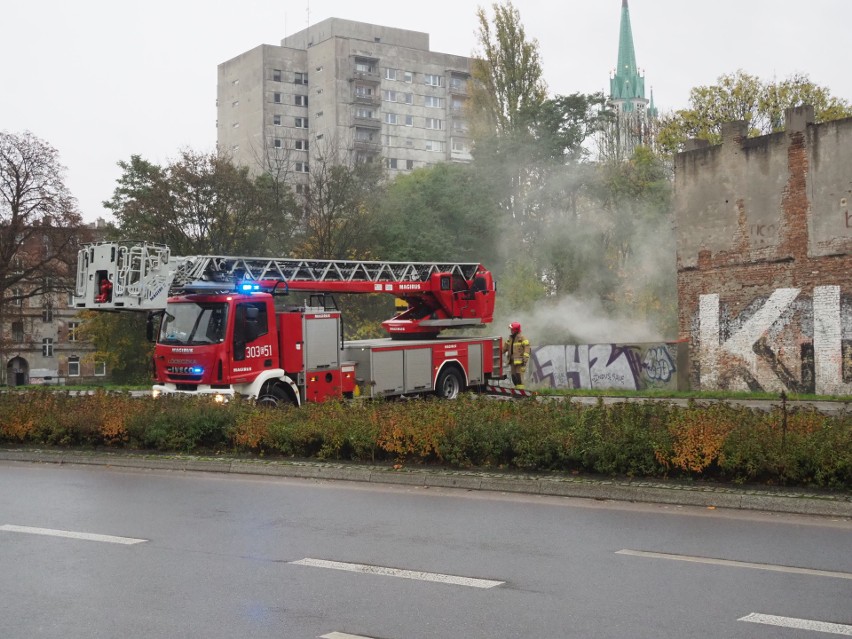 Pożar w dawnej fabryce na Wólczańskiej przy al. Kościuszki. Tu pali się już nie pierwszy raz!