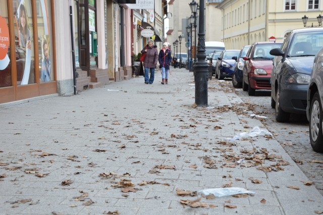 Tańczące na wietrze liście i papiery nie dodają uroku Rynkowi w Oświęcimiu. Służby sprzątają, ale śmieci wciąż jednak przybywa