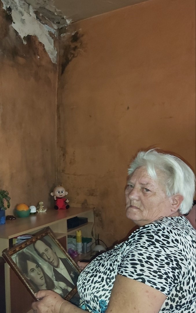 Pani Bogusława ma 69 lat. Mieszka w Cząstkowie z trójką niepełnosprawnych dorosłych dzieci w tragicznych warunkach