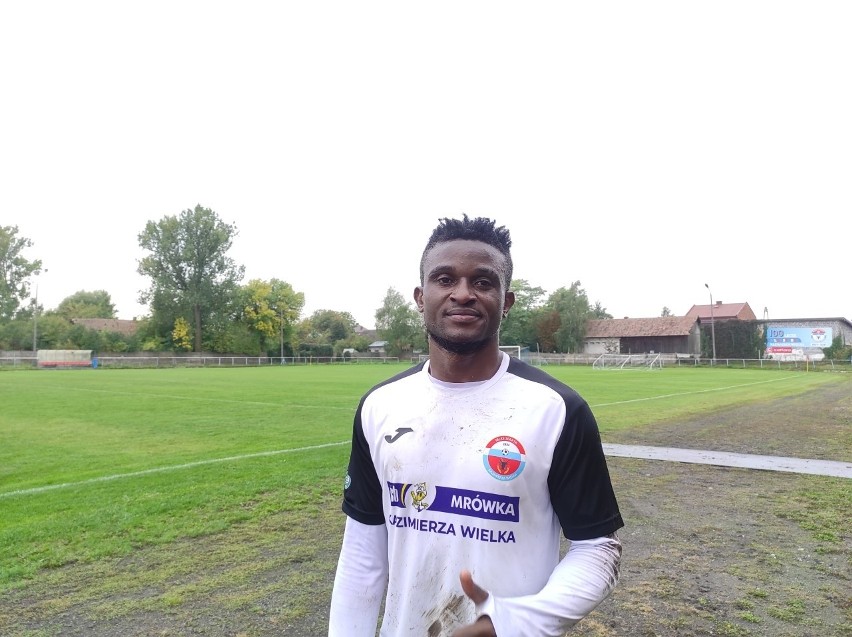 John Echezona Ezeh z Nigerii z powodzeniem występuje w Hummel 4 lidze w Sparcie Kazimierza Wielka. W pięciu meczach zdobył dwie bramki
