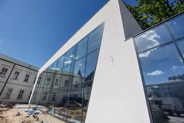Stare przegląda się w nowym - okienna witryna nowej hali gimnastycznej I Liceum Ogólnokształcącego w Rzeszowie.