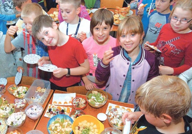 Uczniowie ZS nr 11 w Koszalinie obchodziły dzień walki z niedożywieniem.