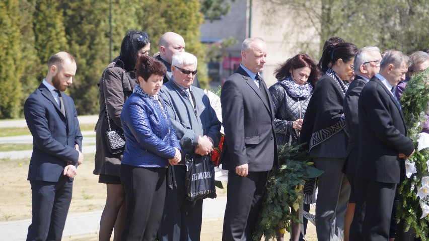 Cisza we łzach. Pogrzeb Norberta Małolepszego, radnego PiS z...