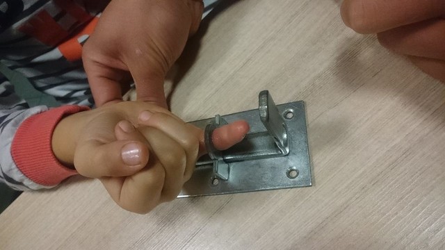 7-letni chłopiec włożył palec do rygla od furtki. Pomogli strażacy z Bydgoszczy