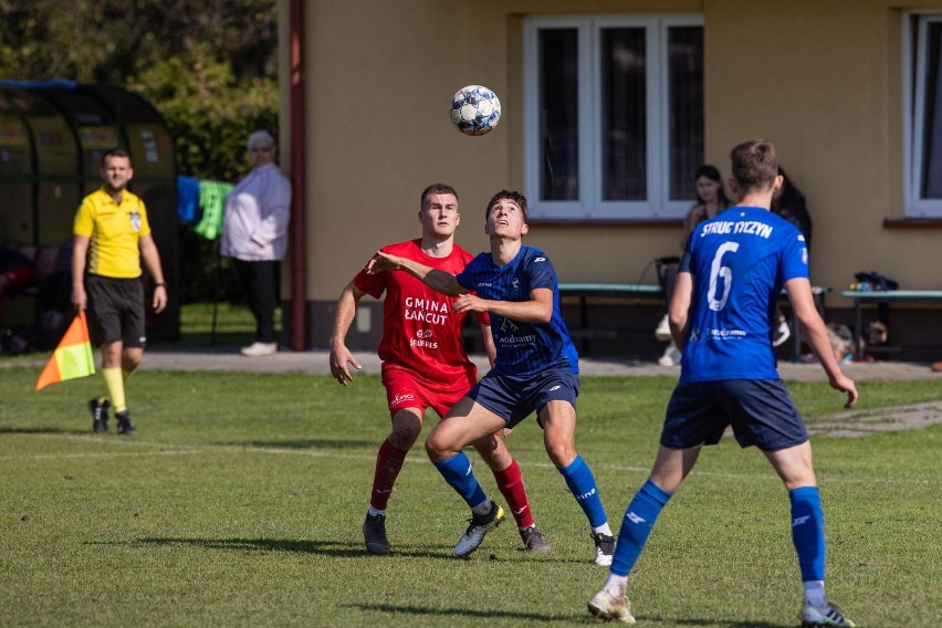 Strug Tyczyn (niebieskie stroje) pokonał 2-1 Sawę Sonina