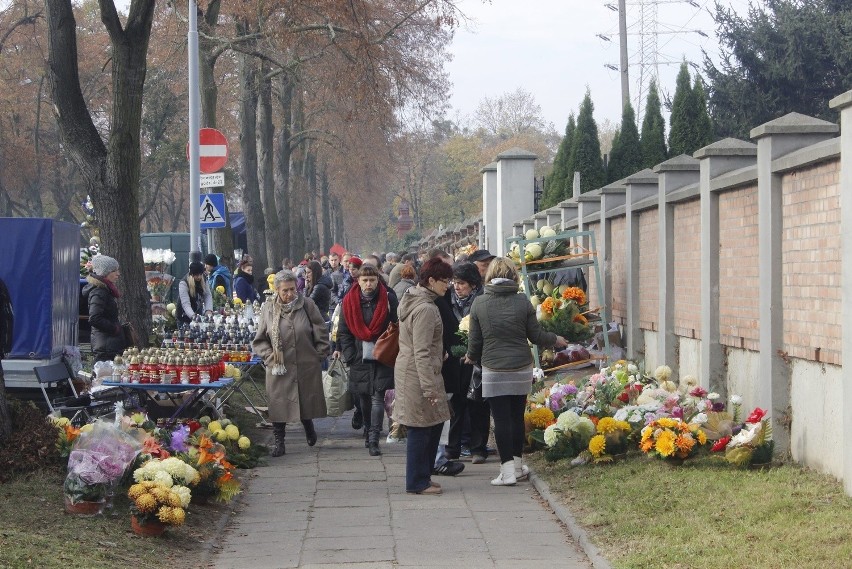 Wszystkich Świętych w Łodzi. Tłumy na cmentarzu Doły [ZDJĘCIA]