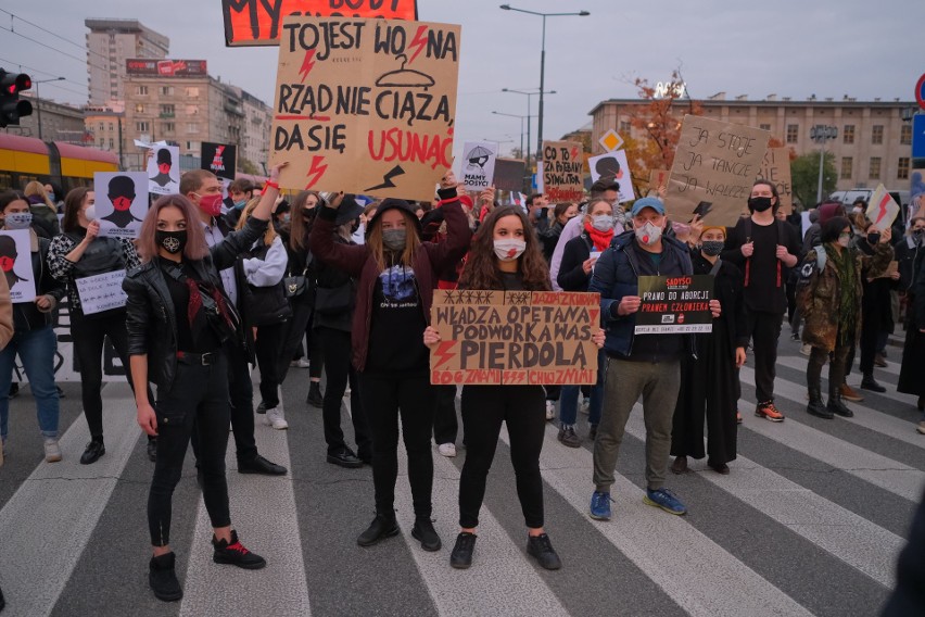 Strajk Kobiet 2020: Blokady ulic, Warszawa sparaliżowana. Kolejny protest przeciwko zakazowi aborcji. Zdjęcia, mapa utrudnień na żywo