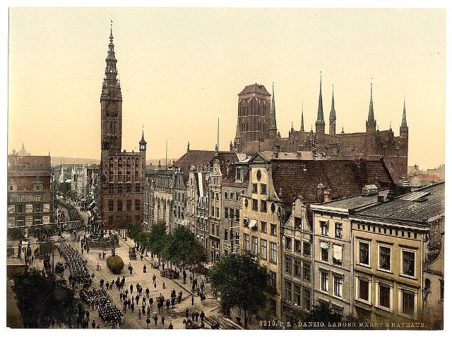 Gdańsk pod koniec XIX wieku, widoczny Długi Targ, ratusz i inne charakterystyczne zabudowania.