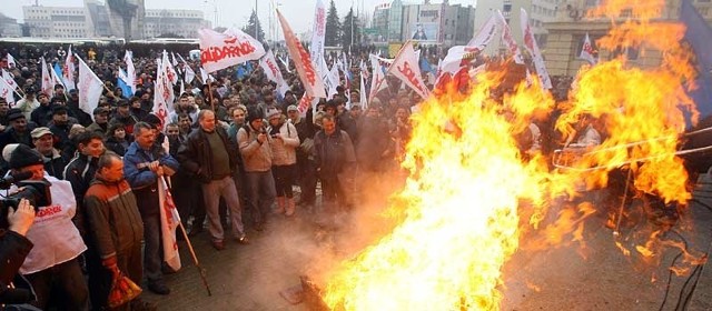 Hutnicy półtoragodzinną manifestację zakończyli spaleniem trumny na schodach urzędu. 