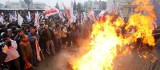 Manifestacja w Rzeszowie: "Złodzieje, złodzieje", huk petard i wycie syren