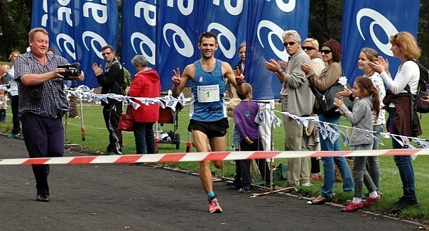 Zwycięzca półmaratonu Adam Marysiak