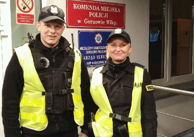 St. post. Magdalena Kośmicka w Policji służy ponad dwa lata. Zaś post. Mateusz Leśnicki policyjny mundur po raz pierwszy założył w zeszłym roku.