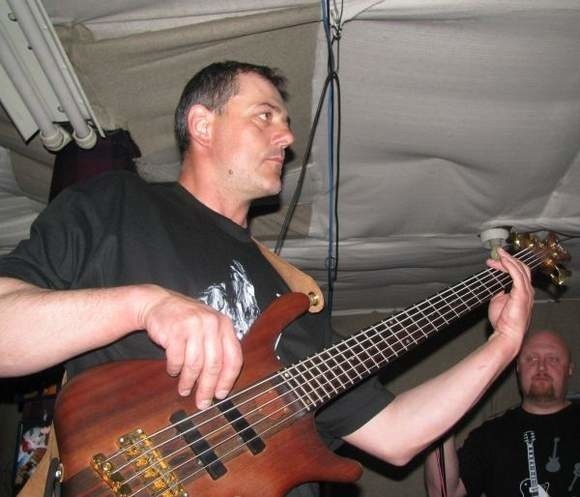 Adam Sosnowski basista w  Yellow Piston, zespole od 19 lat istniejącym na lokalnej scenie muzycznej.