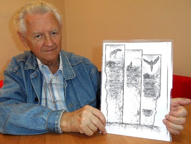 Zbigniew Zelmański ze szkicem Pomnika Lotnika: symbolizuje trzy skrzydła samolotu. Na lewym jest orzeł wojskowy, a na prawym - Ikar