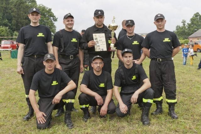 Reprezentacja Ochotniczej Straży Pożarnej w Gniewięcinie w gminie Sędziszów. Zwycięzcy niedzielnych zawodów w Swaryszowie.
