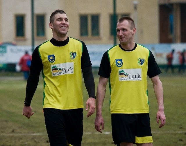 Stoperzy tarnobrzeskiej drużyny Bartłomiej Makowski (z lewej) i Mirosław Baran byli po sobotnim meczu ze Świtem bardzo zadowoleni.