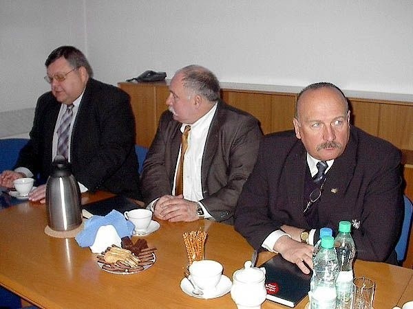 Parlamentarzyści obiecali, że będą popierać inicjatywę ostrowieckiego samorządu, od lewej senator Michał Okła, poseł Leszek Sułek, poseł Zbigniew Pacelt.