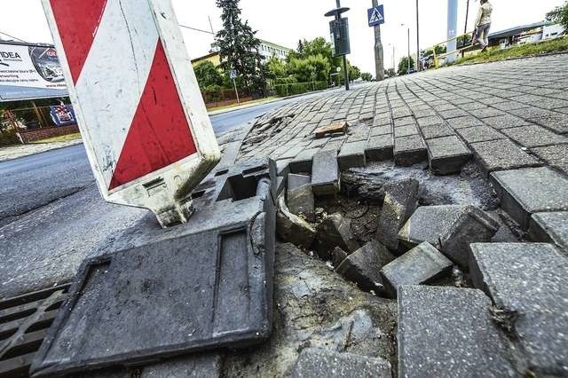 Sprawdziliśmy - na Szarych Szeregów dziury zarówno w jezdni, jak i w chodnikach są oznakowane słupkami, piesi i kierowcy miejscami muszą pokonywać drogę slalomem