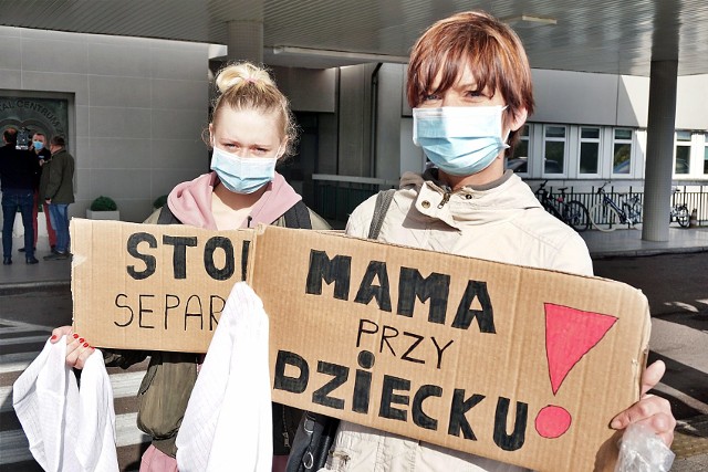 Matki, które z powodu epidemii koronawirusa nie mogą swobodnie odwiedzać w szpitalu swoich maleńkich dzieci, protestowały w piątek przed łódzką Matką Polką. Rekordzistka od wiosny widziała syna tylko kilka razy. Matki mówią o "barbarzyństwie". Ale w szpitalu na oddziale neonatologicznym właśnie pojawiło się ognisko epidemii.CZYTAJ DALEJ NA NASTĘPNY, SLAJDZIE