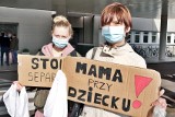Matki protestowały przed szpitalem w Łodzi. Z powodu koronawirusa nie mogą odwiedzać swoich dzieci. W tle epidemia na oddziałach
