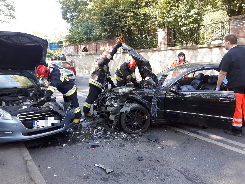 Pościg na Piotra Skargi w Szczecinie. Dwie osoby ranne, trzy samochody rozbite [zdjęcia]