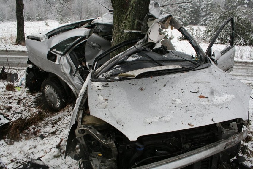 Citroen uderzył w drzewo. 18-letni kierowca umarł w...