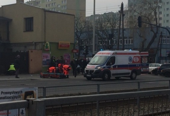 Wypadek na ul. Tuszyńskiej. Samochód potrącił trzy kobiety! Sprawca twierdzi, że miał pierwszeństwo [FILM, zdjęcia]