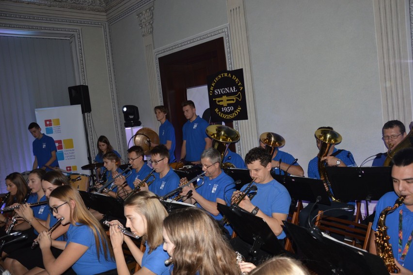 Radziszów. Orkiestra dęta „Sygnał”, ma kilka nowych instrumentów, m.in. klarnet, saksofon. Grają po mistrzowsku