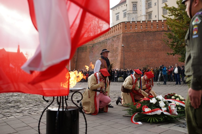Kraków. Flagi, świetlne iluminacje, skromne koncerty. Obchody 11 listopada w większości przeniesione do internetu