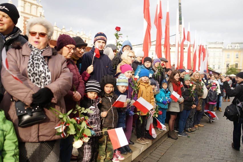 Kraków. Flagi, świetlne iluminacje, skromne koncerty. Obchody 11 listopada w większości przeniesione do internetu