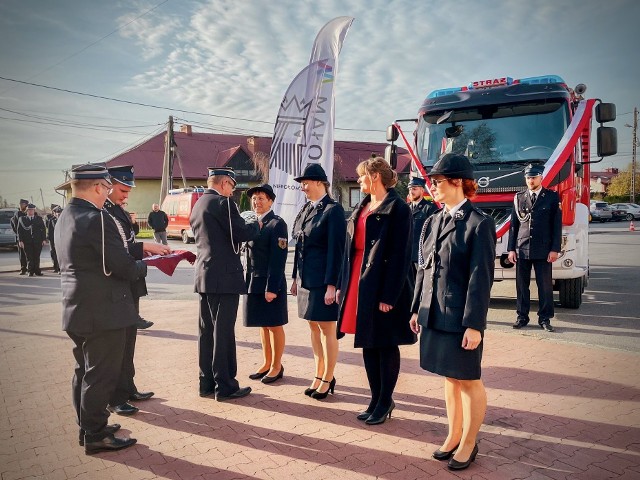 Podwójna uroczystość w OSP Zabierzów Bocheński (gmina Niepołomice). Świętowano 20-lecie Kobiecej Dryżyny Pożarniczej oraz oficjalne przekazanie do użytku wyczekiwanego samochodu ratowniczo-gaśniczego