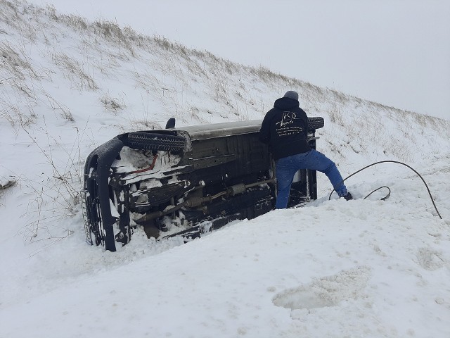 Zima w regionie nie odpuszcza. Uwaga kierowcy, łatwo o wypadek! W Białej kierowca wyleciał z drogi.